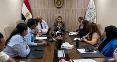 مدير الرعاية الصحية بالأقصر يناقش خطط تطوير العيادات الخارجية جانب من الإجتماع