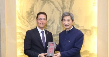 رئيس جامعة بنها يلتقى رئيس جامعة وسط الصين الزراعية على هامش مؤتمر التعليم الرقمى