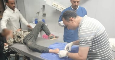 وكيل صحة الشرقية يجرى خياطة جرح مريض لغياب الأطباء باستقبال أبوحماد