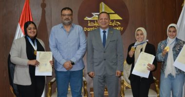 رئيس جامعة دمياط يشهد تكريم طالبات بطولة رفع الأثقال للجامعات المصرية