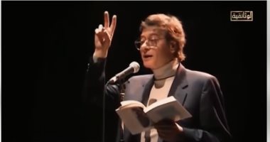 "الوثائقية" تعرض غدا فيلم "درويش.. شاعر القضية" محمود درويش