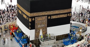 استقبالا لضيوف الرحمن فى البيت العتيق.. رفع كسوة الكعبة 3 أمتار عن الأرض الكعبة المشرفة
