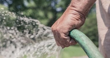 ما حكم رشّ المياه أمام المنازل؟