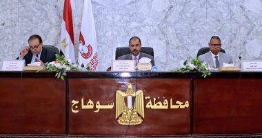 محافظ سوهاج يناقش ملف التصالح على مخالفات البناء ويوجه بسرعة إنجازها جانب من الاجتماع