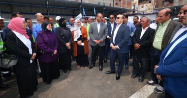 محافظ كفر الشيخ يفتتح الحملة الميكانيكية المركزية بمدينة دسوق.. صور محافظ كفر الشيخ مع عدد من الموظفين