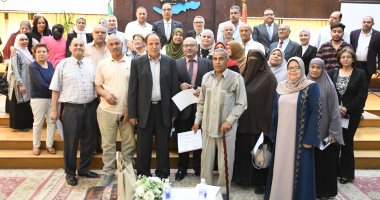 محافظ الفيوم يُكرم عدداً من الأمهات المثاليات