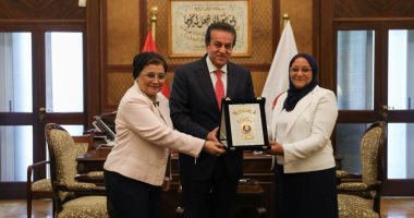 خالد عبدالغفار يكرم تغريد معروف رئيسة قسم النساء والتوليد بمستشفى المنيرة
