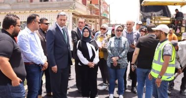 محافظ دمياط يتابع ميدانيا مشروعات الرصف بقرى كفر سعد ضمن "حياة كريمة"