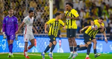 نيوز برو : 
                                            الرائد ضد الاتحاد.. العميد يتفوق 2 - 1 في الشوط الأول بالدوري السعودي
                                        