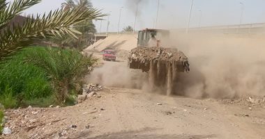 رفع 230 طنًا من التراكمات بجوار كوبري نزلة عبد اللاه بنطاف حي شرق اسيوط