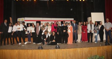 عرض مسرحي وكورال في حفل ختام الأنشطة الطلابية بمعهد الخدمة الاجتماعية.. صور عميدة المعهد وسط أعضاء هيئة التدريس والطلبة