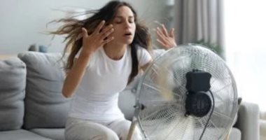 موجة شديدة الحرارة اليوم وغدًا.. 4 طرق هتساعدك على مواجهة الحر خارج وداخل المنزل.. لابد من ارتداء الملابس القطنية الفاتحة وشرب الكثير من السوائل.. وخطوات للحصول على مكياج ثابت خلال ارتفاع درجات الحرارة الشعور بالحر