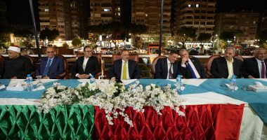 محافظ أسيوط يشهد حفل زفاف فتاة يتيمة ويوجه بتوفير كافة مستلزمات الحياة الكريمة لها