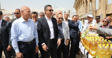 وزير التموين ومحافظ القاهرة يتفقدان سوق اليوم الواحد بمدينة نصر.. صور محافظ القاهرة ووزير التموين يتفقدان سوق اليوم الواحد بمدينة نصر.