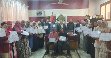 وكيل تعليم الأقصر يكرم الطلاب والمدارس المتميزة فى التعليم الفنى.. تفاصيل