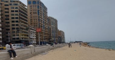 تقلبات ربيعية تضرب الإسكندرية.. أجواء خماسينية غائمة مع رياح محملة بالرمال.. عروس البحر تسجل 29 درجة فى ذروة الموجة الحارة.. وإقبال على الشواطئ والكورنيش هربا من ارتفاع درجات الحرارة.. فيديو وصور أجواء غائمة بالإسكندرية