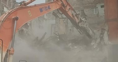 لحظة إزالة عقار قديم صادر له قرار هدم فى حى الجمرك بالإسكندرية.. فيديو وصور
