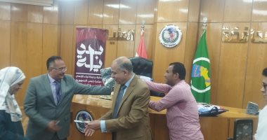 لبيك اللهم لبيك.. محافظ المنيا يسلم ملابس الإحرام لحجاج القرعة.. فيديو محافظ المنيا يسلم جوازات السفر لحجاج القرعه