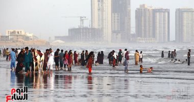 موجة حر خانقة.. تدفع سكان كراتشي للهرب إلى سواحل بحر العرب سكان كراتشى فى بحر العرب