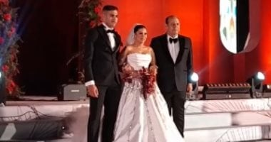 الشبكة نيوز : 
                                            أحمد سليمان عضو مجلس إدارة الزمالك يحتفل بزفاف ابنته وسط حضور نجوم الكرة.. صور
                                        