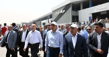 رئيس الوزراء يقطع خط سير جولته لتفقد موقف السلام النموذجي الجديد رئيس مجلس الوزراء