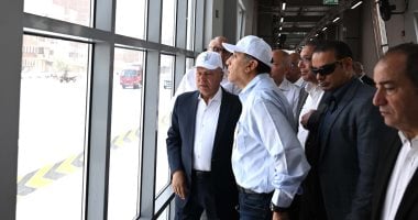 رئيس الوزراء يستمع لشرح حول منظومة العمل الخاصة بالأتوبيس الترددى رئيس الوزراء