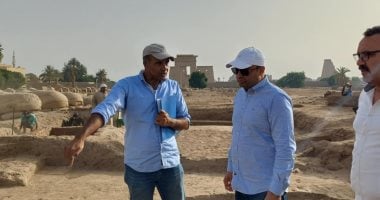 أمين الأعلى للآثار يتفقد موقع حفائر نجع أبو عصبة على طريق الكباش بالأقصر.. صور