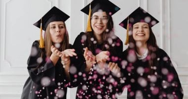 نيوز برو : 
                                            5 قطع أزياء مناسبة لحفلات التخرج في 2025.. راقية وتريندي وعملية 
                                        