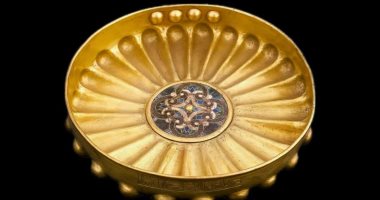مقتنيات المتحف المصري.. وعاء ذهبي مرصع بوردة