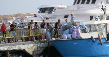 انطلاق مبادرة تنظيف شواطئ وقاع البحر للحفاظ على الشعاب المرجانية بشرم الشيخ.. فيديو تنظيف الشواطئ