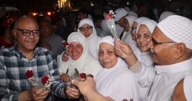 محافظ القليوبية يودع أول فوج من 90 حاجا وحاجة قبل سفرهم لبيت الله الحرام.. صور