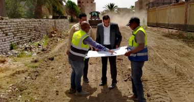 رئيس مدينة الأقصر يتفقد أعمال فتح شارعين بمنطقة حوض 18 بحى جنوب