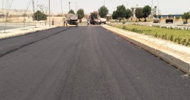 استمرار أعمال تطوير الطرق بمدينة سوهاج الجديدة.. رفع كفاءة المحاور رصف الطرق
