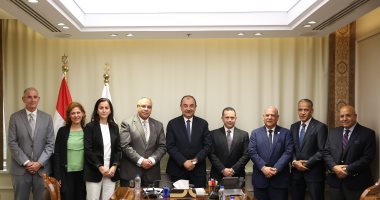 وزير قطاع الأعمال العام يلتقي وفد "بريتش بتروليوم" لمتابعة خطوات إعادة تشغيل مصنع الأنود جانب من اللقاء