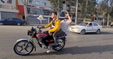 تطير بجانبه كأنها روحه.. مشهد أبهر الملايين لشاب مصرى وطائر عجيب (فيديو) الشاب عبد الرحمن إسماعيل والزميل محمد فتحى