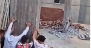 محافظة الجيزة تزيل أدوار مخالفة بعقارات فى حى الهرم.. فيديو