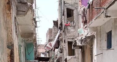 حملة لإزالة العقارات والشرفات الآيلة للسقوط فى وادى القمر بالإسكندرية.. صور