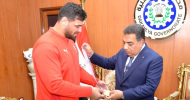 محافظ الدقهلية يكرم عبد اللطيف منيع لحصوله على ذهبية أفريقيا للمصارعة الرومانية