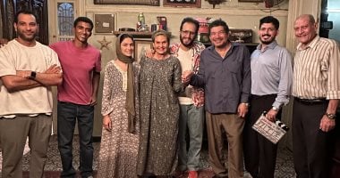 أول صور من كواليس فيلم "بنات فاتن" تجمع يسرا وهدى المفتى وباسم سمرة يسرا مع اسرة فيلم بنات فاتن