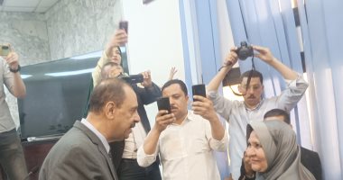 محافظ سوهاج يسلم 360 تأشيرة للحجاج الفائزين من الجمعيات الأهلية محافظ سوهاج يسلم التأشيرات للحجاج
