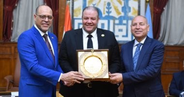 وزير العمل ومحافظ القاهرة يُكرمان موظف رفض رشوة من شركة إلحاق عمالة بالخارج وزير العمل ومحافظ القاهرة يُكرمان موظف بالوزارة رفض رشوة من شركة إلحاق عمالة بالخارج