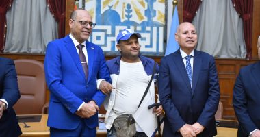 وزير العمل ومحافظ القاهرة يسلمان 60 عقد عمل جديد لذوى الهمم.. صور وزير العمل ومحافظ القاهرة يسلمان 60 عقد عمل جديدة لذوي همم