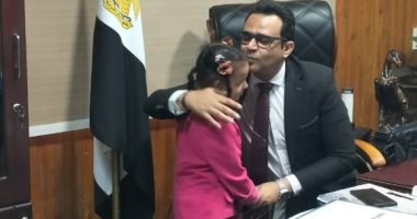وكيل وزارة الصحة بسوهاج يستجيب لاستغاثة مواطن ويوفر علاج ابنته وكيل الصحة فى قنا مع الطفلة