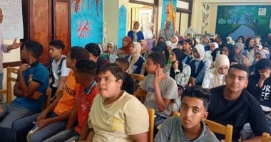دعم كبير لطلبة الشهادتين الإعدادية والثانوية العامة فى الأقصر.. مراجعات نهائية للمواد الدراسية بالمجان.. يقدمها معلمو المواد بدعم من المحافظ ونائبه.. وتعليم الأقصر تكافئ المتفوقين بمبلغ 15 ألف جنيه.. صور الإقبال الكبير على محاضرات المراجعة النهائية بالإدارات التعليمية