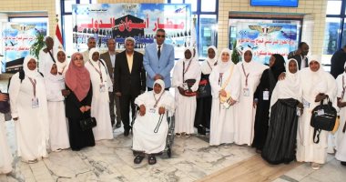 محافظ أسوان يودع أولى رحلات حجاج القرعة.. صور