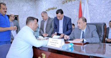 محافظ سوهاج يستمع إلى مطالب وشكاوى المواطنين فى اللقاء الجماهيرى