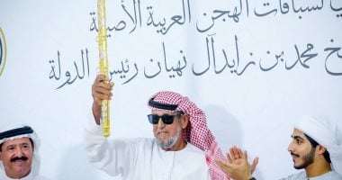 "مبشرة" تحصد السيف الذهبى و5 ملايين درهم فى سباق الهجن بأبوظبى.. صور الفرحة باستلام السيف