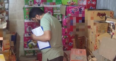 تحرير  محاضر والتحفظ على مواد غذائية منتهية الصلاحية داخل مخزن فى بنى سويف