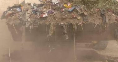 رفع 100 طن من القمامة والمخلفات بـ 5 قرى بمركز سوهاج جانب من رفع المخلفات