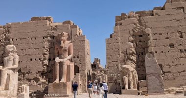 الأفواج السياحية من حول العالم يستمتعون بزيارة المعابد بالأقصر رغم الطقس .. صور  